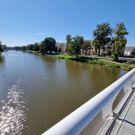 Prostorny Byt V Centru U Reky, 2 Loznice, Balkon Hradec Králové Extérieur photo