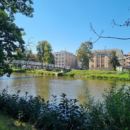 Prostorny Byt V Centru U Reky, 2 Loznice, Balkon Hradec Králové Extérieur photo