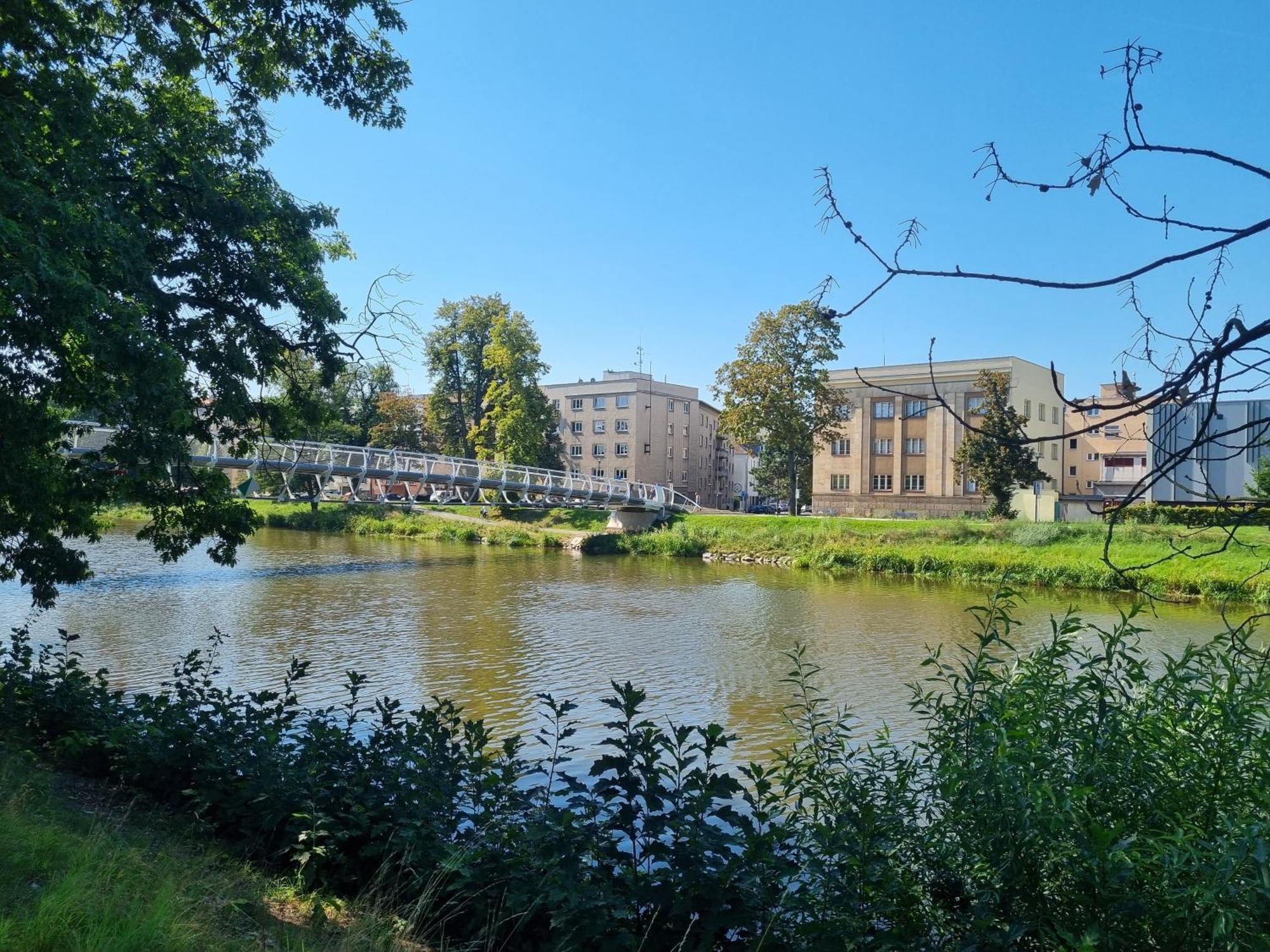 Prostorny Byt V Centru U Reky, 2 Loznice, Balkon Hradec Králové Extérieur photo