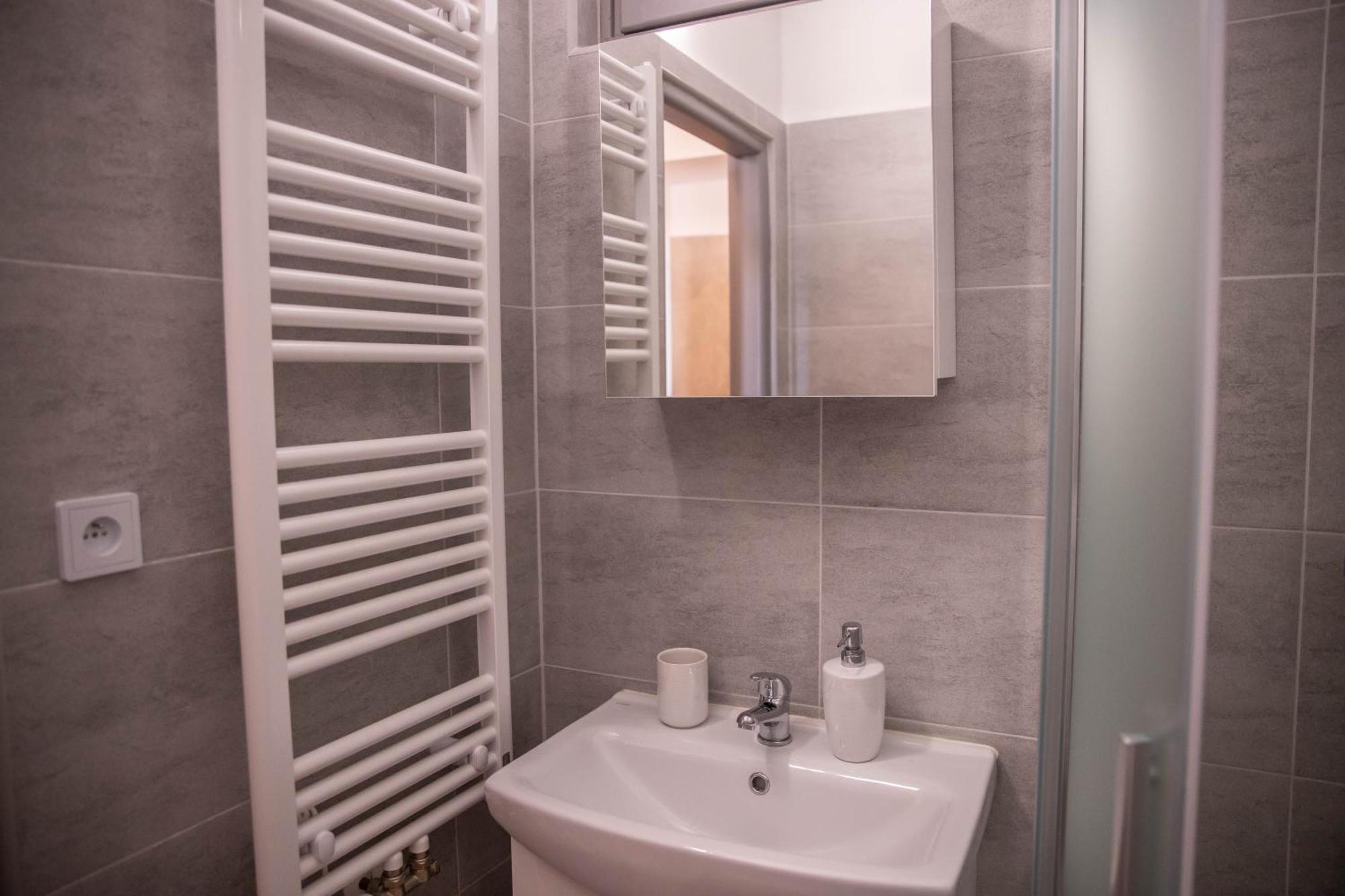 Prostorny Byt V Centru U Reky, 2 Loznice, Balkon Hradec Králové Extérieur photo