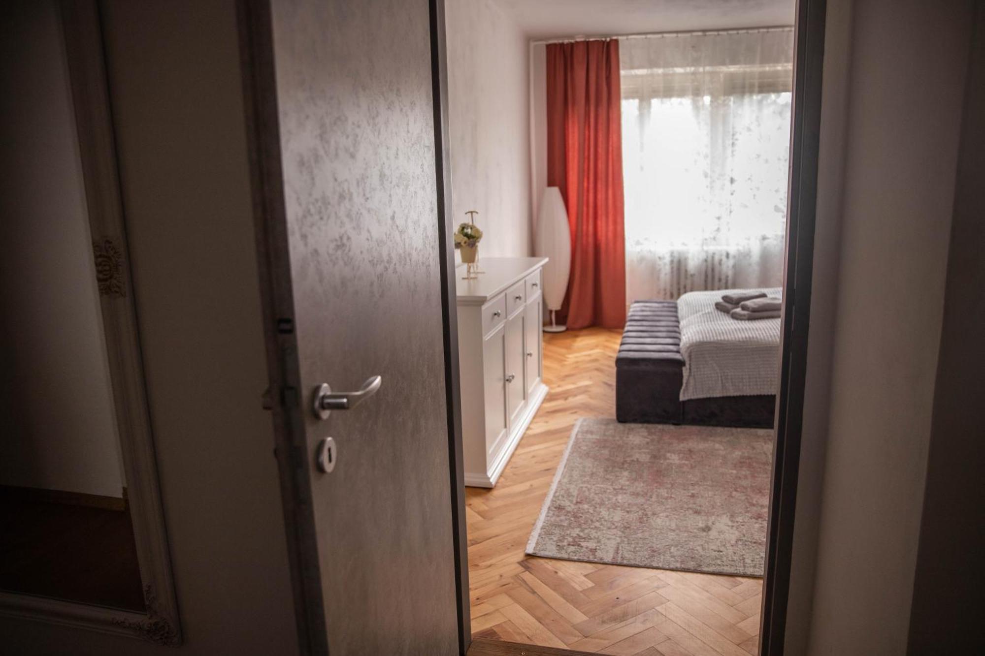 Prostorny Byt V Centru U Reky, 2 Loznice, Balkon Hradec Králové Extérieur photo