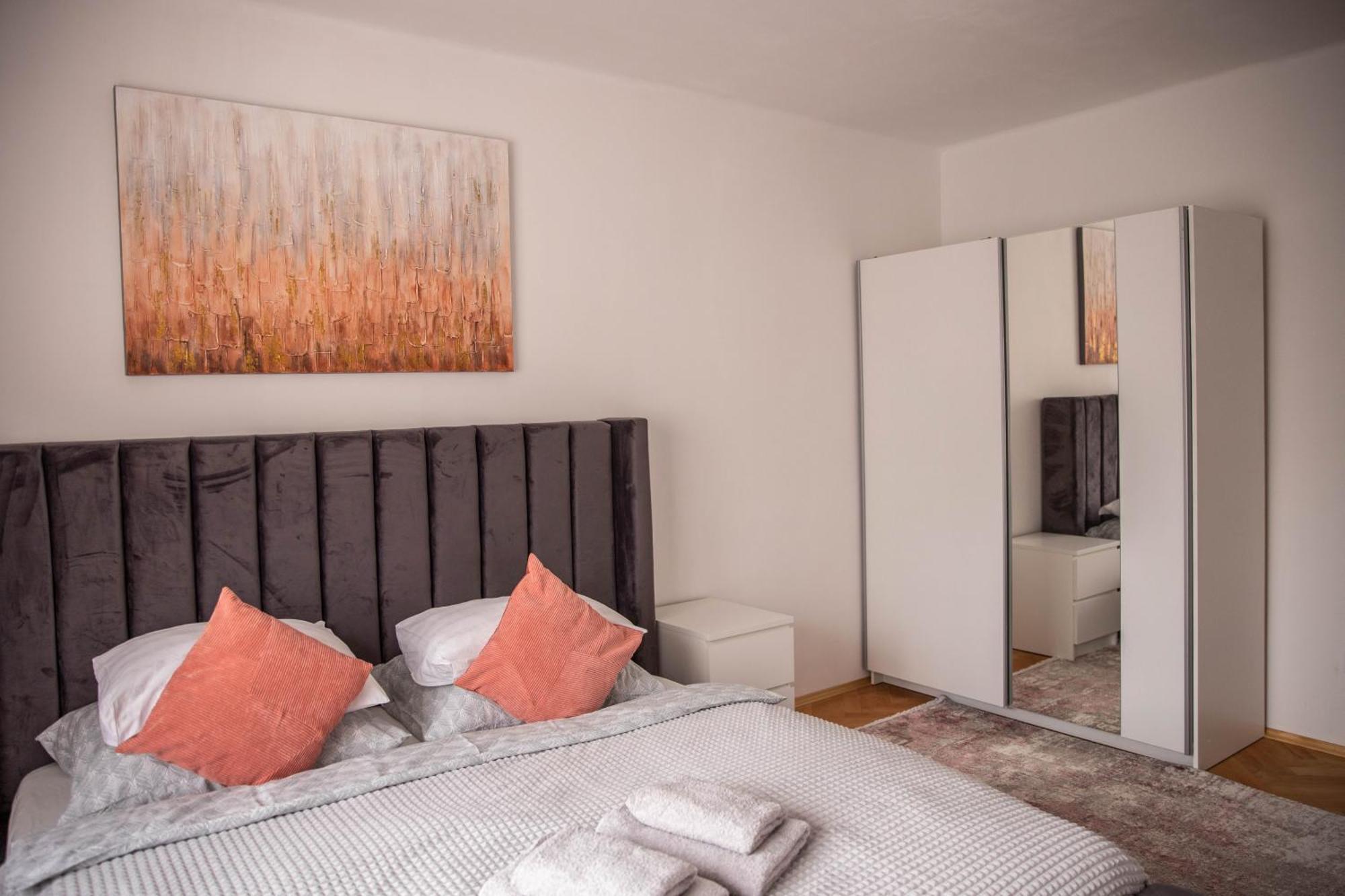 Prostorny Byt V Centru U Reky, 2 Loznice, Balkon Hradec Králové Extérieur photo
