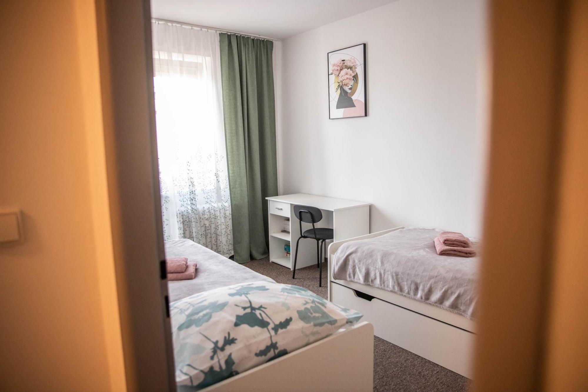 Prostorny Byt V Centru U Reky, 2 Loznice, Balkon Hradec Králové Extérieur photo