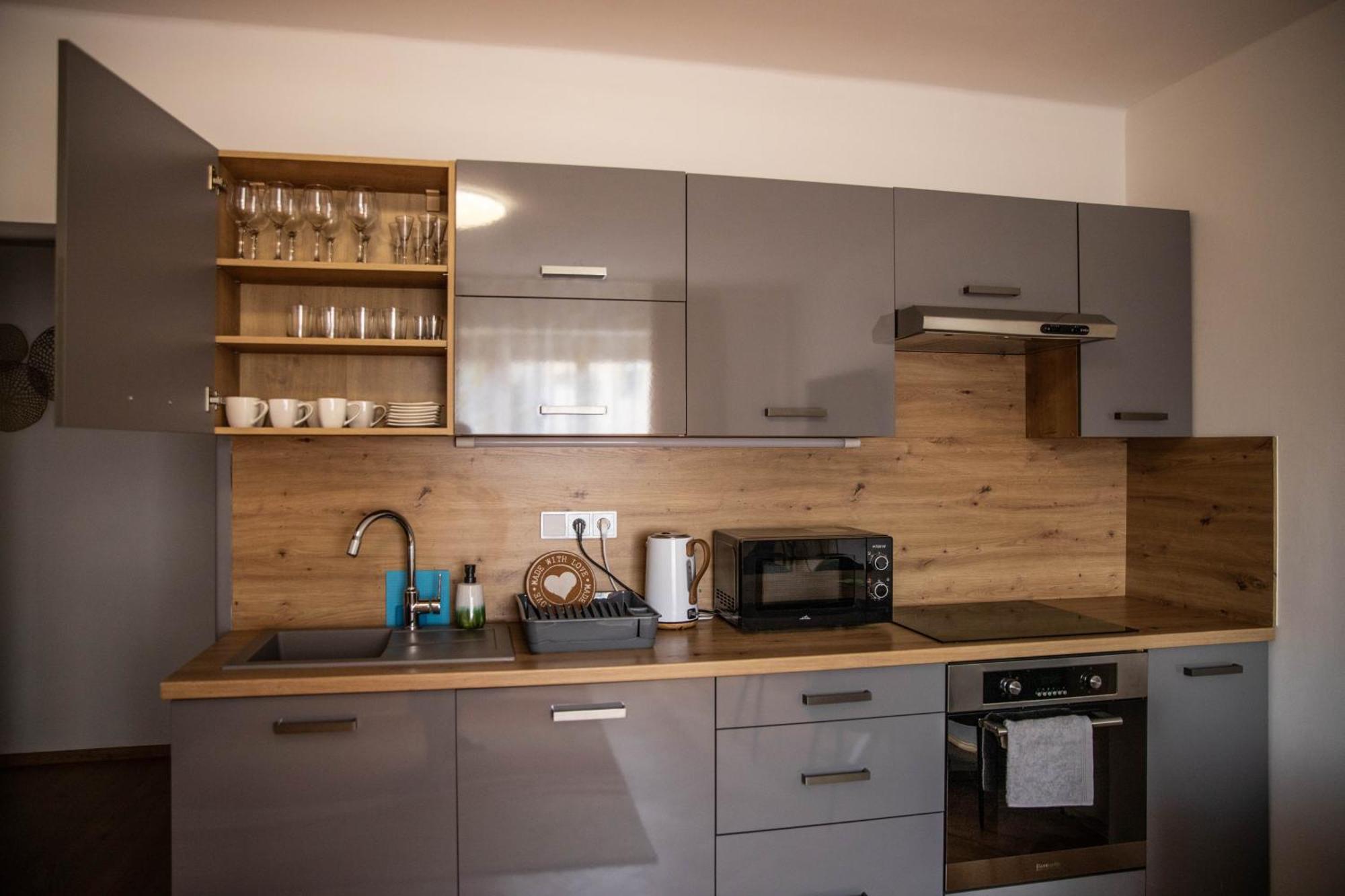Prostorny Byt V Centru U Reky, 2 Loznice, Balkon Hradec Králové Extérieur photo