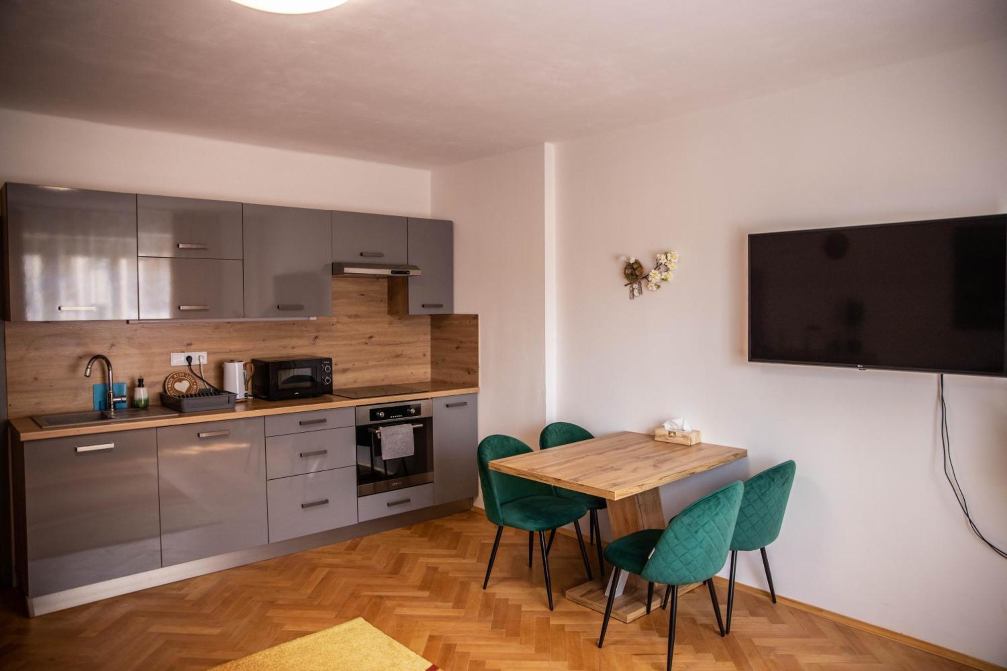Prostorny Byt V Centru U Reky, 2 Loznice, Balkon Hradec Králové Extérieur photo