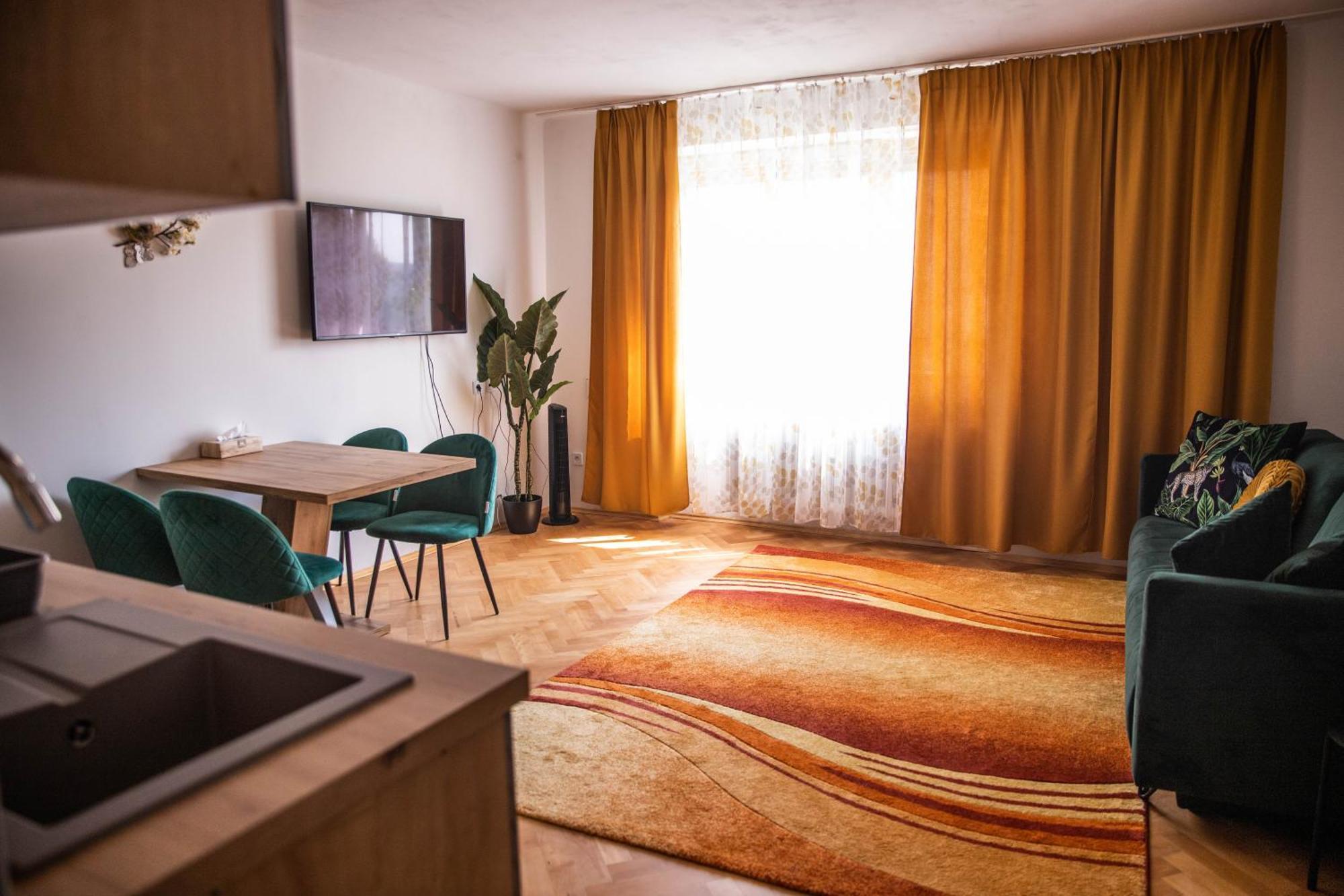 Prostorny Byt V Centru U Reky, 2 Loznice, Balkon Hradec Králové Extérieur photo