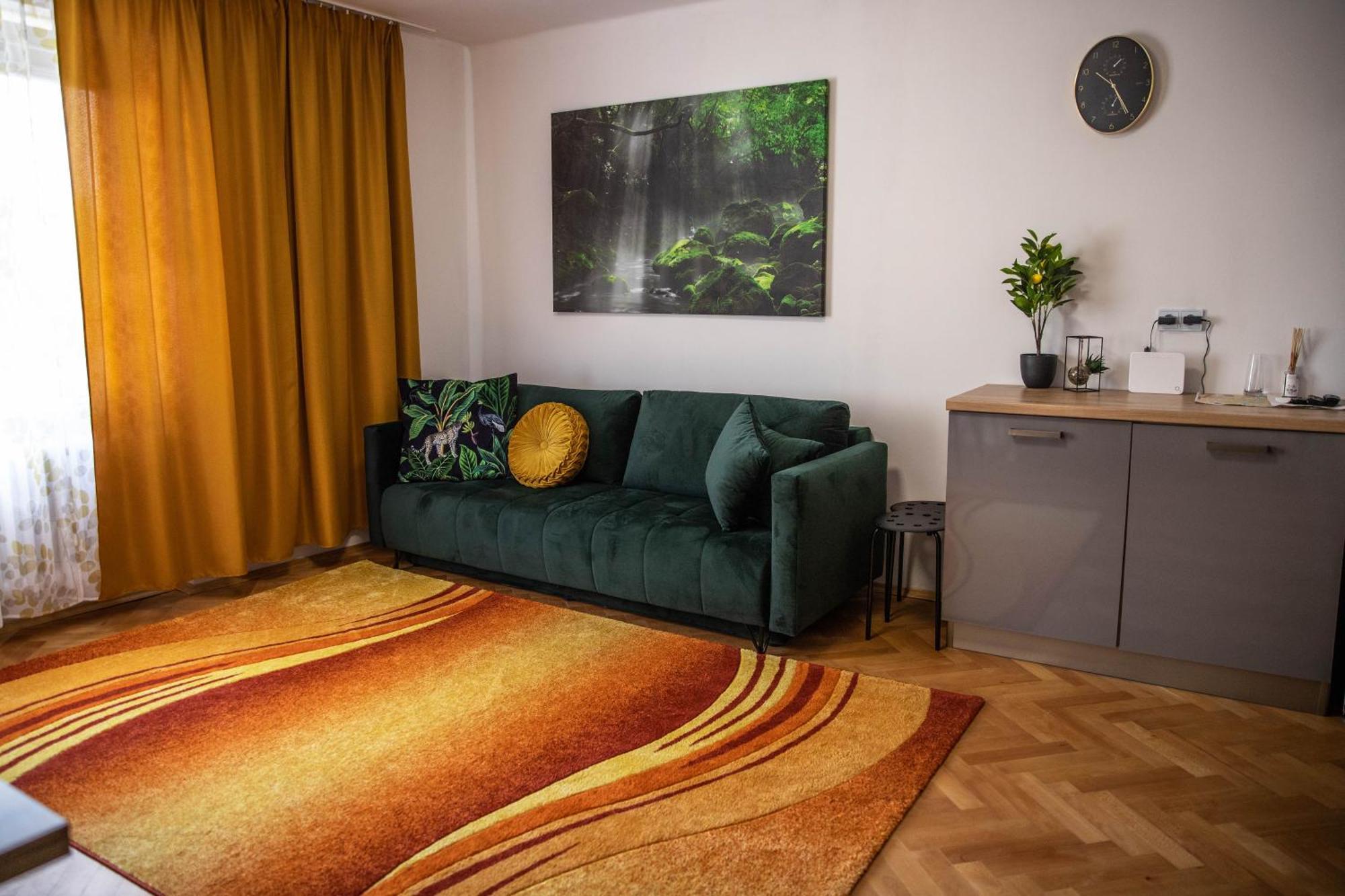 Prostorny Byt V Centru U Reky, 2 Loznice, Balkon Hradec Králové Extérieur photo
